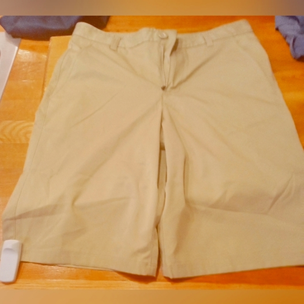NWOT Under armour Tan Golf Active Shorts Size 18 *